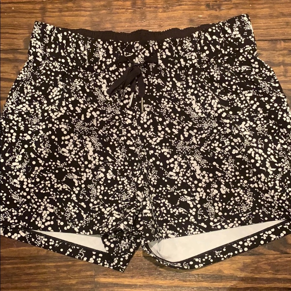 Lululemon shorts black & white print